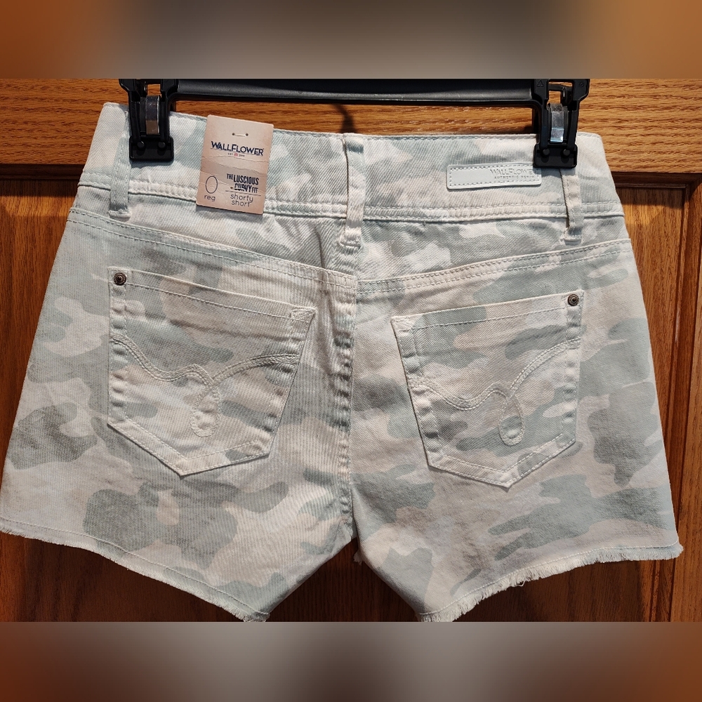 NWT Wallflower Women's Camouflage Denim Shorts - Cream/Gray/Green, Size 0 - Picture 5 of 11